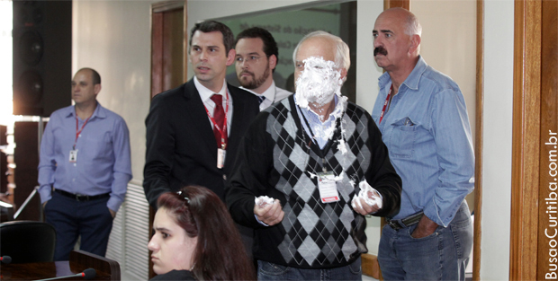 Gestor da URBS leva torta na cara durante reunião da CPI do Transporte Público em Curitiba