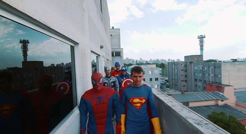 Super Heróis visitam paciente em hospital de Curitiba