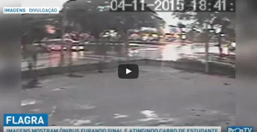 Vídeo mostra momento em que ônibus fura sinal e atinge carro de estudante da PUCPR em Curitiba