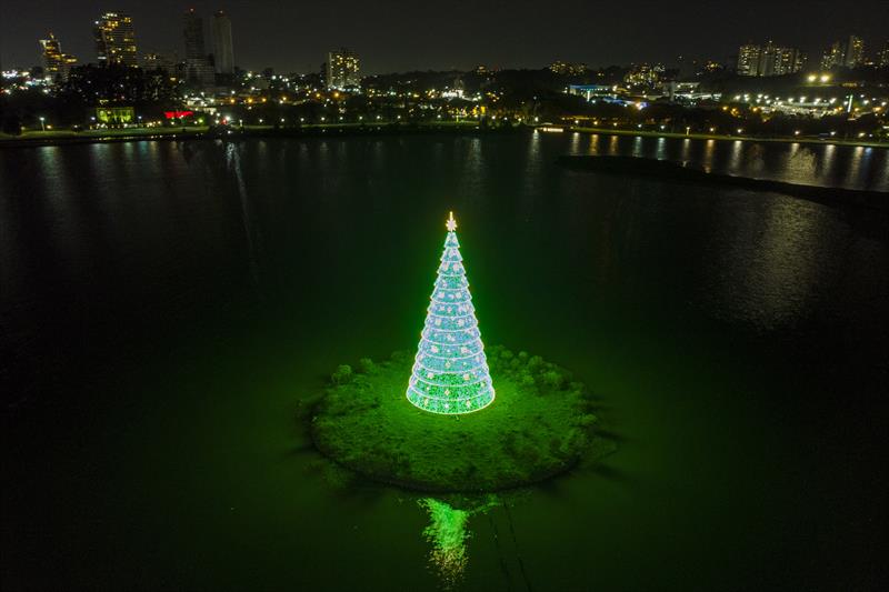 00329326 Maior árvore de Natal da cidade é acesa sob fogos de artifício
