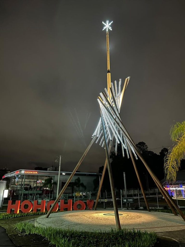 Mário Tourinho tem minicircuito natalino e "árvore escultura" com 10 metros de altura 1 00329406 Mário Tourinho tem minicircuito natalino e "árvore escultura" com 10 metros de altura