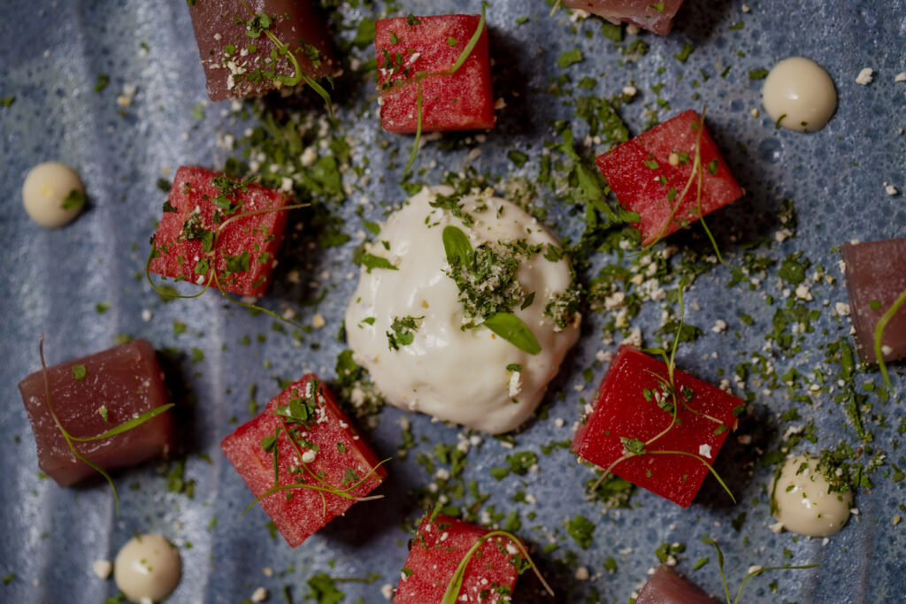 Crudo de atum e melancia com maionese de Stracciatela 01 Marcondes Cozinha Autoral alta foto por Nakayana Festivais gastronômicos: confira seis eventos especiais em Curitiba neste mês de julho