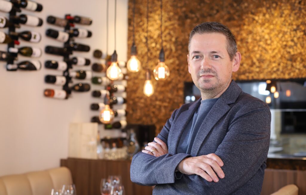 Paixão por gastronomia leva profissionais de outras áreas a investir no setor 1 Marcondes Cozinha Autoral Rogerio Marcondes 01 Por Rodrigo Felix Leal Paixão por gastronomia leva profissionais de outras áreas a investir no setor