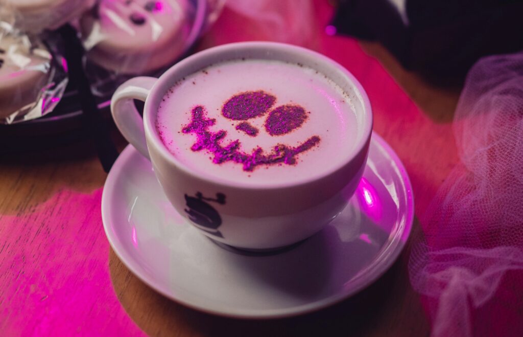 Halloween Cafe Cultura 2022 Cafe horizontal foto Michel Teo Sin 1 Chope roxo e panqueca de fantasma: surpresas gastronômicas de Halloween em Curitiba