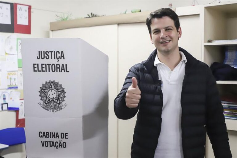 Eduardo Pimentel vota para escolher conselheiros tutelares de Curitiba e convoca população a participar da eleição