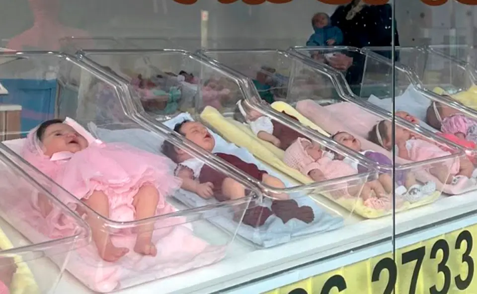 Bebê Reborn: como surgiram os bonecos hiper-realistas que dividem opiniões no Brasil 1 maternidade reborn curitiba viralizou Bebê Reborn: como surgiram os bonecos hiper-realistas que dividem opiniões no Brasil
