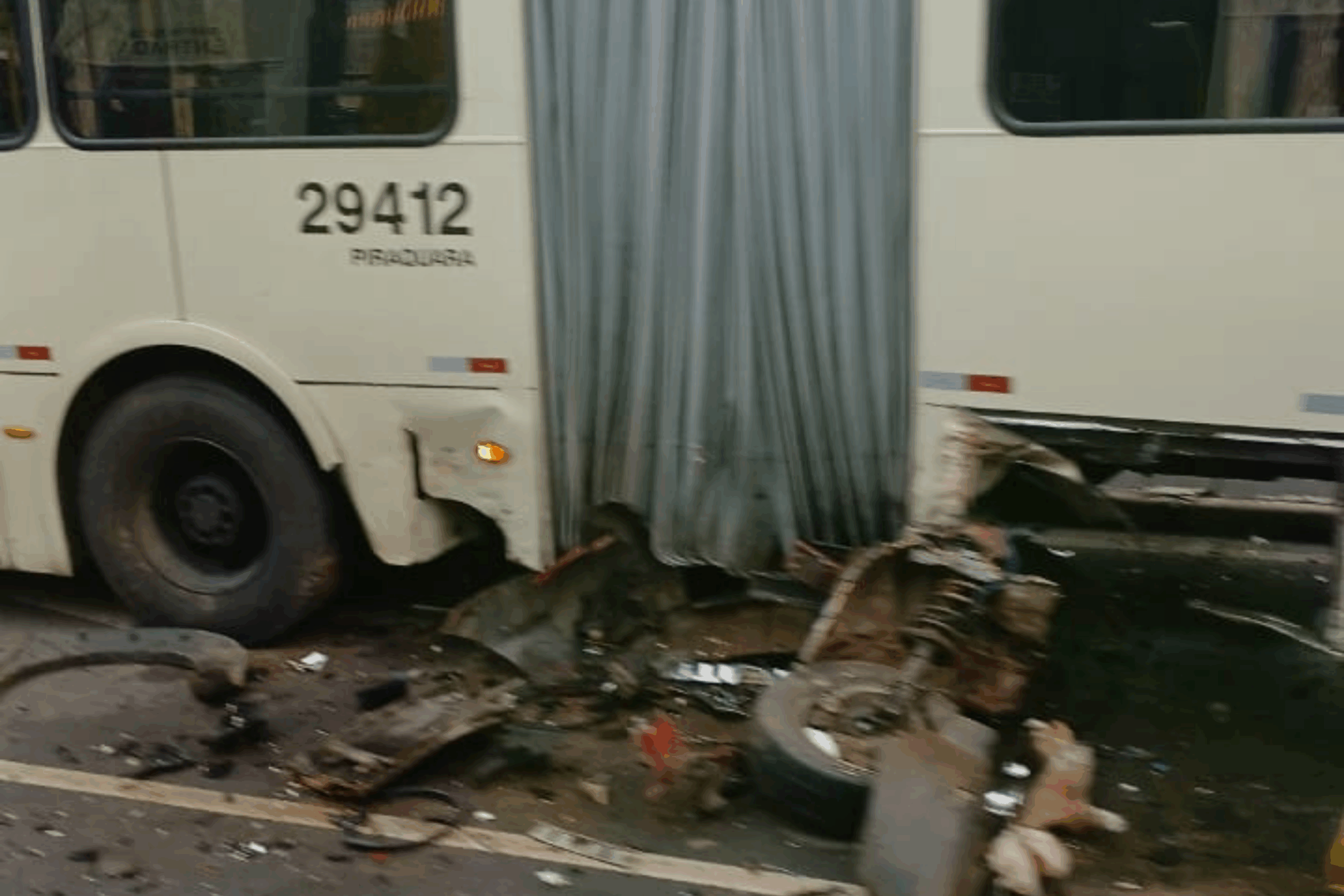 Acidente entre ônibus e dois carros deixa quatro feridos em Piraquara