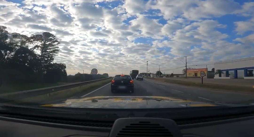 PRF persegue e apreende carro 'recheado' de maconha em Curitiba