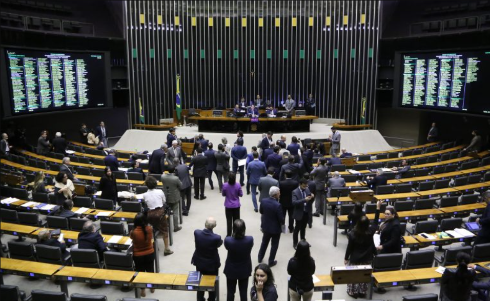 Moraes restaura aumento do IOF, mas sem "risco sacado"