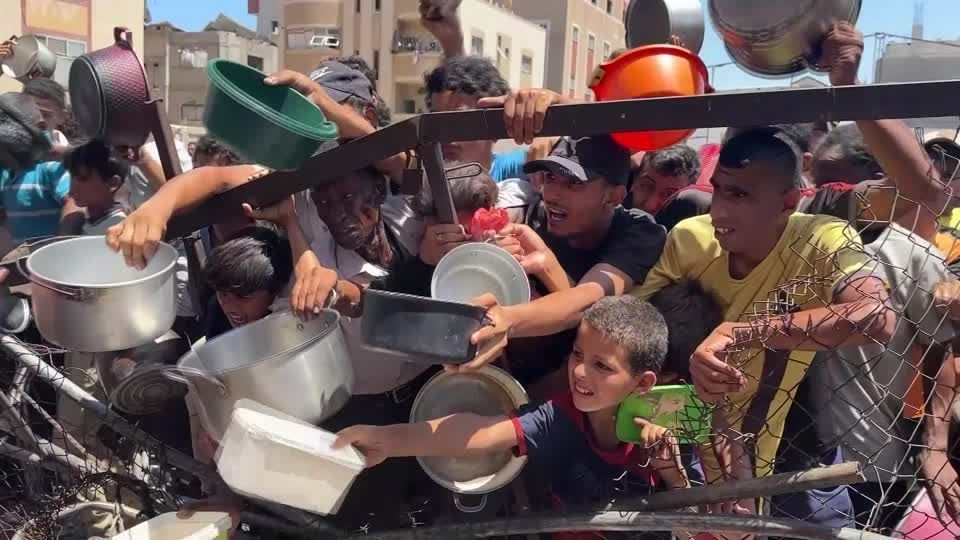 Taís Araújo faz rara aparição ao lado do pai e dos filhos com Lázaro Ramos