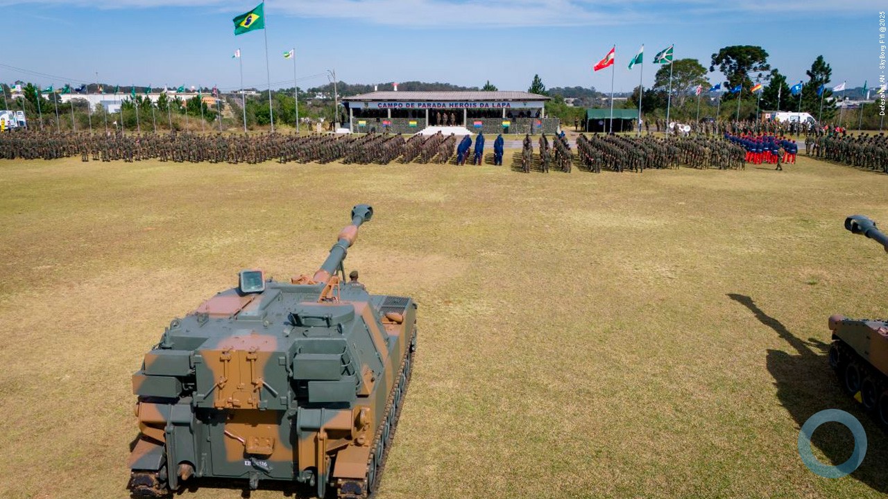 Comandante Militar do Sul entrega obuseiros em despedida na Guarnição de Curitiba