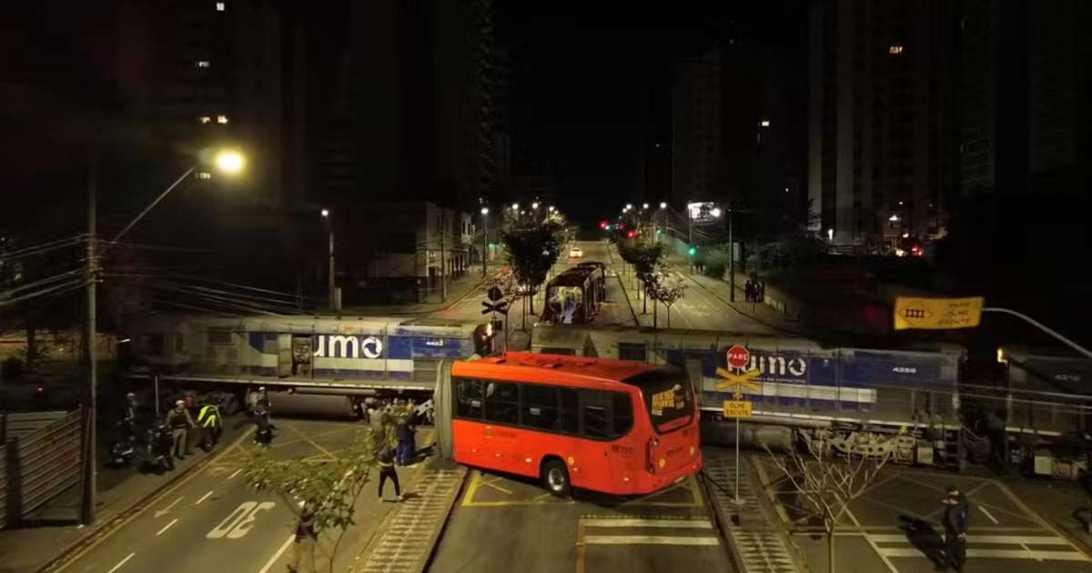 Ônibus se parte ao meio após ser atingido por trem e deixa 11 feridos em Curitiba