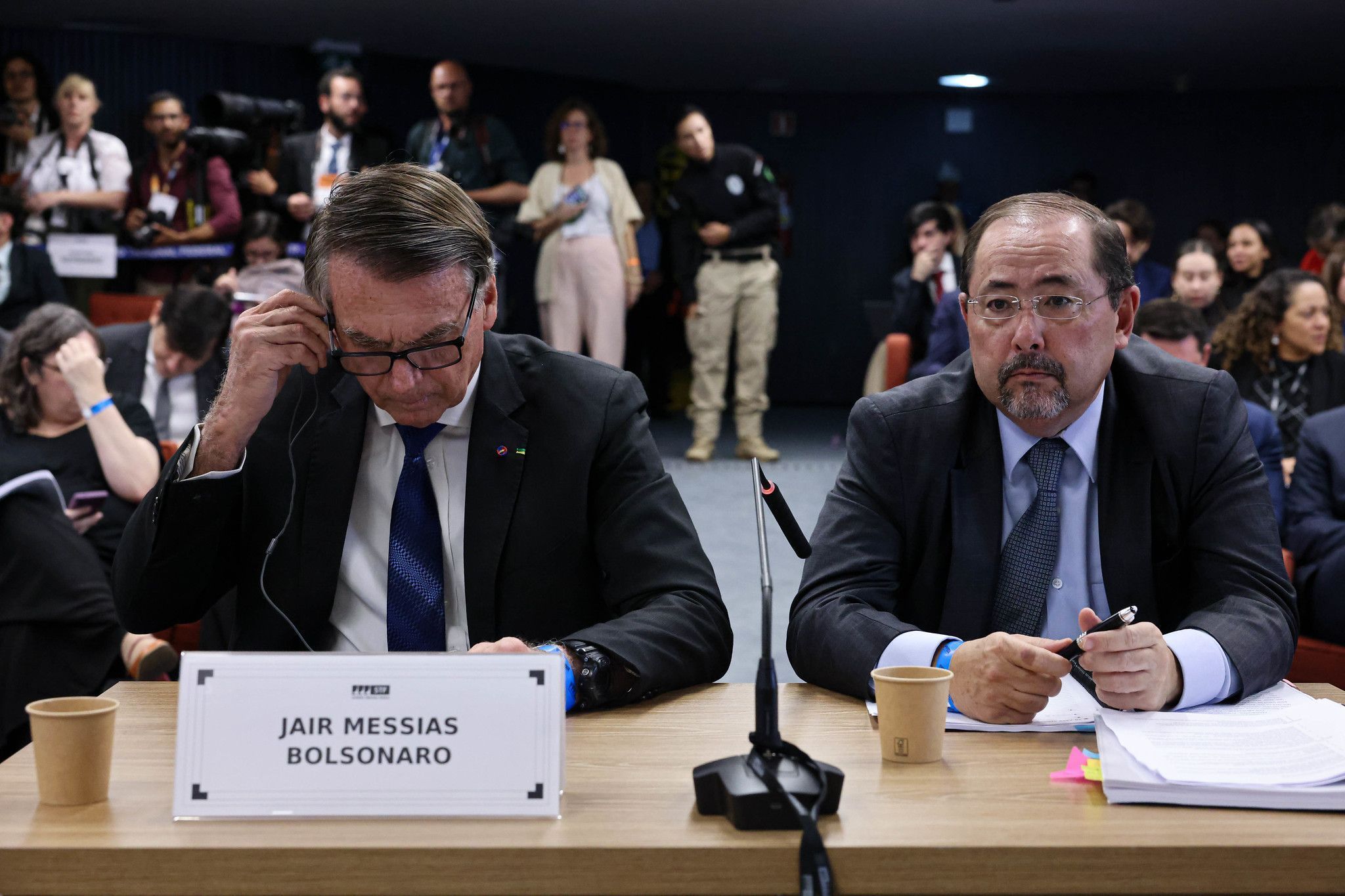 Fux diverge de Moraes e vota contra cautelares impostas a Bolsonaro