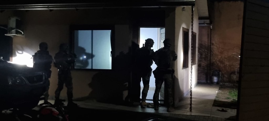 Suspeitos de tráfico que eram chefiados por mulher de dentro de presídio são presos em operação no Paraná