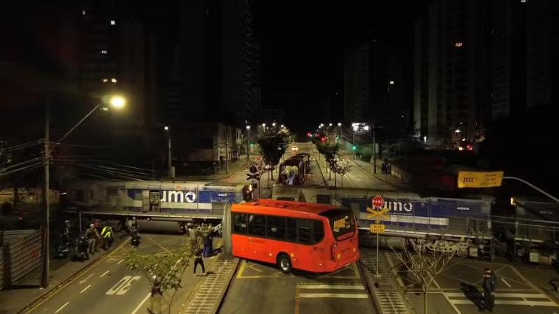 Novas imagens mostram ônibus sendo partindo ao meio em Curitiba | VGN