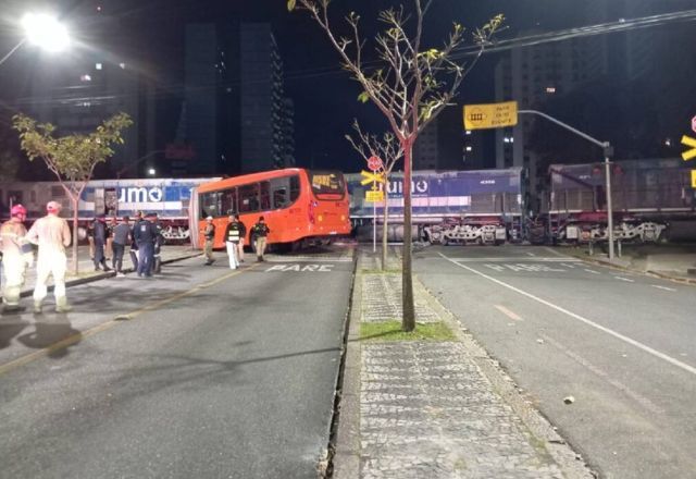 Trem parte ônibus ao meio e deixa 11 pessoas feridas em Curitiba