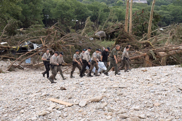 Patrulhas de buscas durante enchente no Texas, nos Estados Unidos