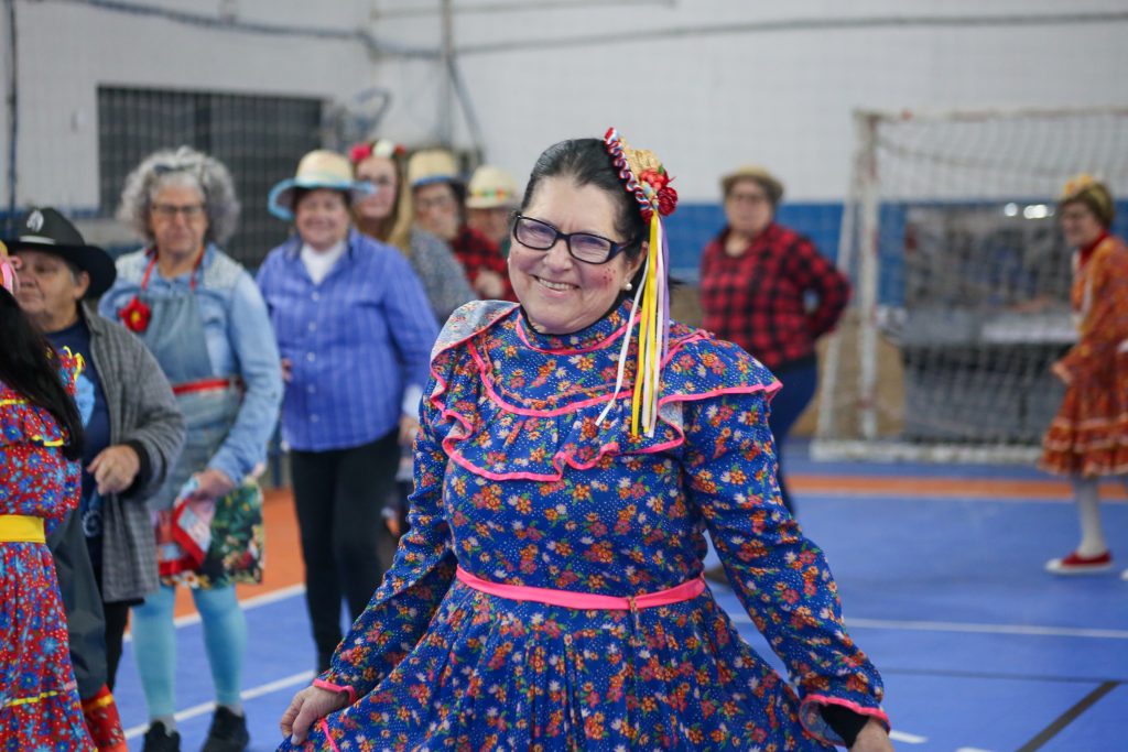 Quadrilha, pipoca e animação: Festa junina do Programa Maturidade Ativa reuniu 80 idosos