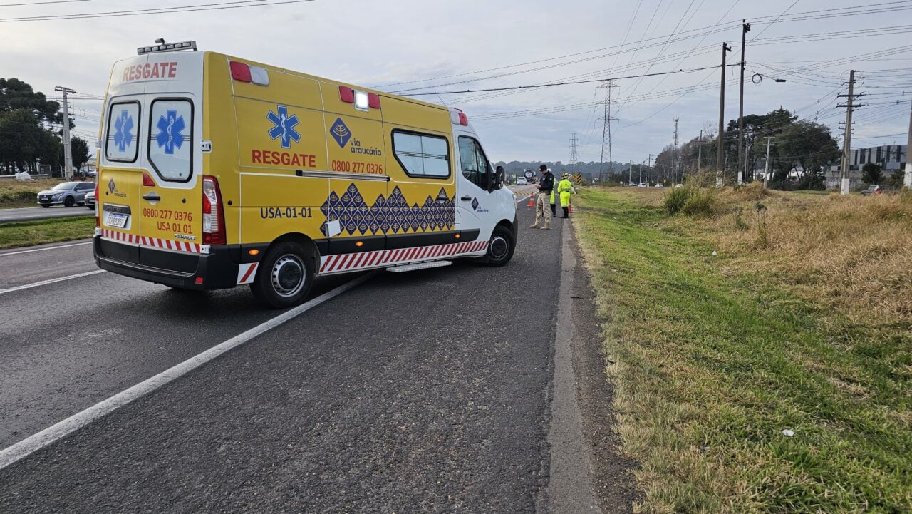 Pessoa é atropelada por vários veículos em via movimentada de Curitiba e morre no local