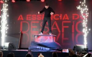 Kieram Ecttori, 'mestre do escapismo', se apresenta na Live Curitiba
