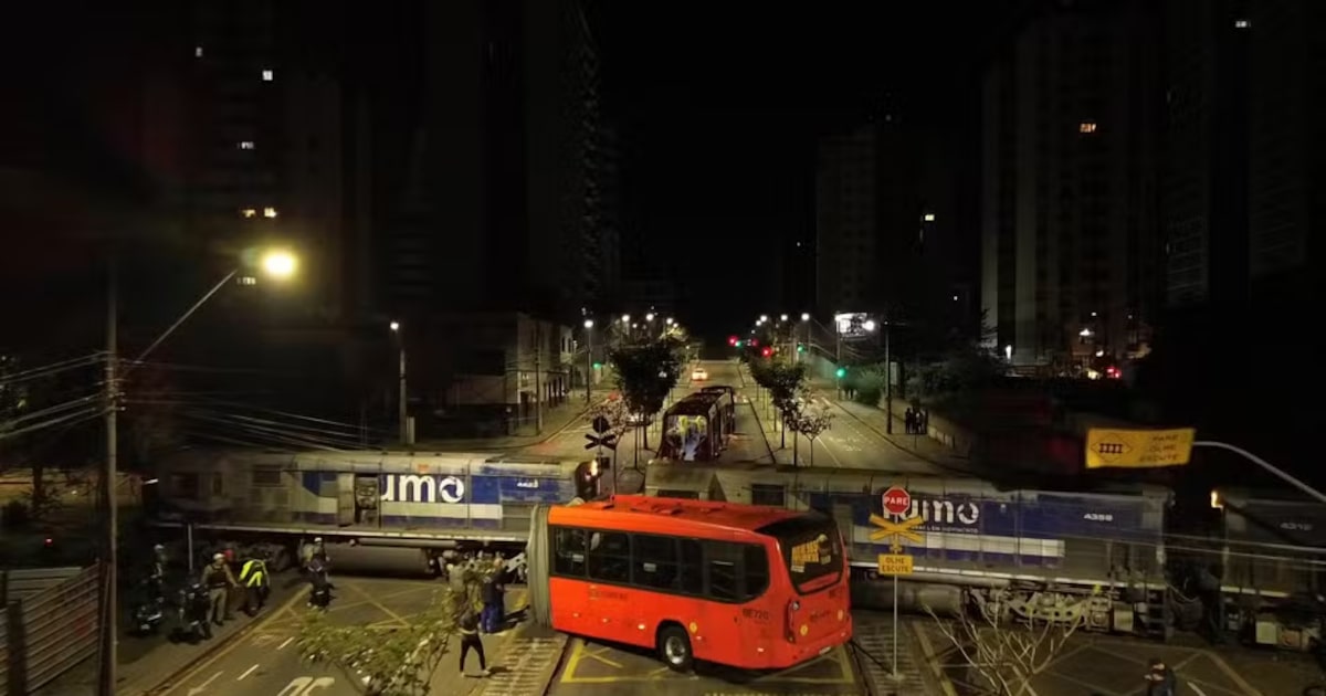 Ônibus biarticulado parte ao meio após colidir com trem e deixa 11 feridos em Curitiba