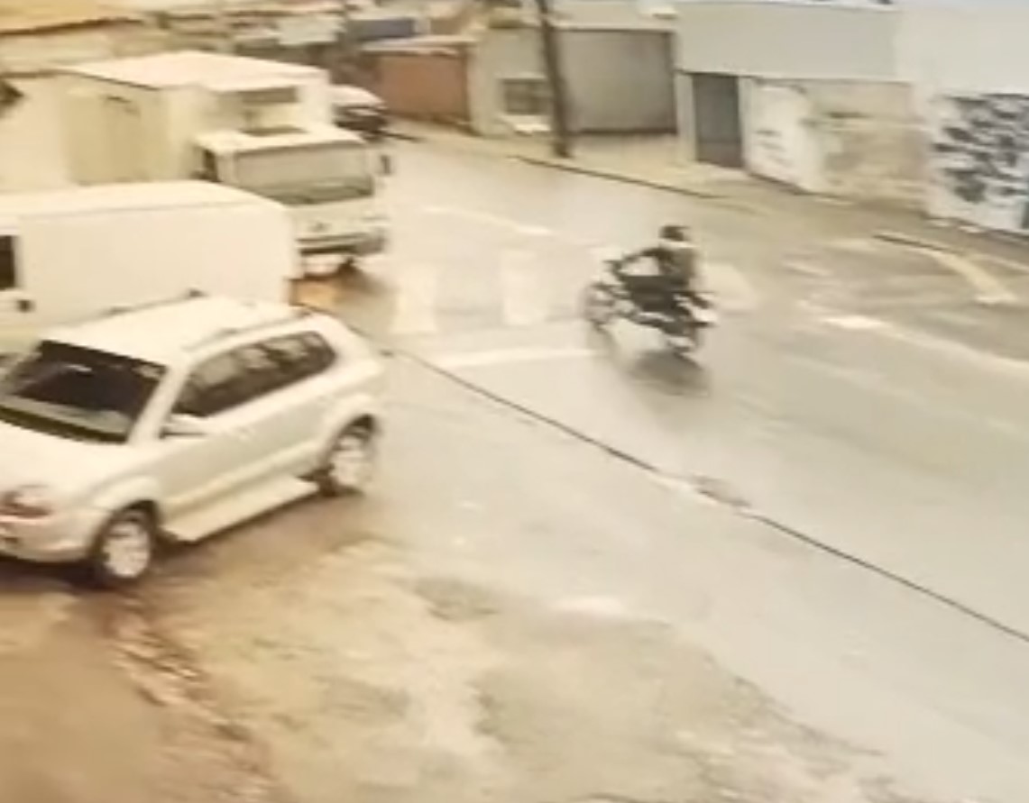 Motociclista atropela pedestre na faixa e foge na Cidade Industrial de Curitiba