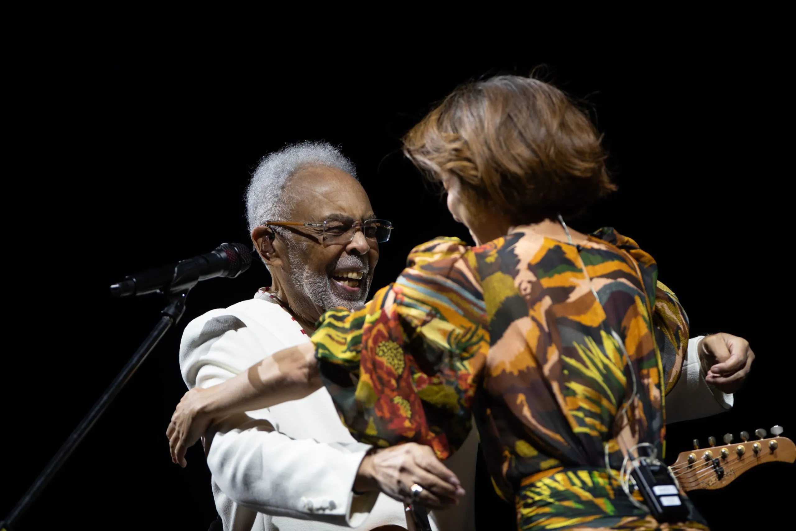 Gilberto Gil faz dueto com Marjorie Estiano e encanta Curitiba
