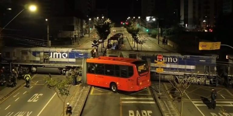 Oruam chega "abatido" na delegacia e pede desculpas após prisão