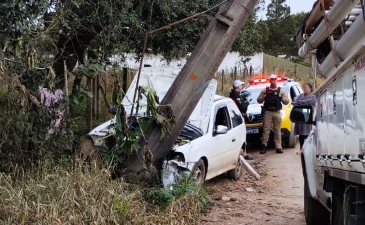 Carro bate contra poste após capô levantar em Curitiba