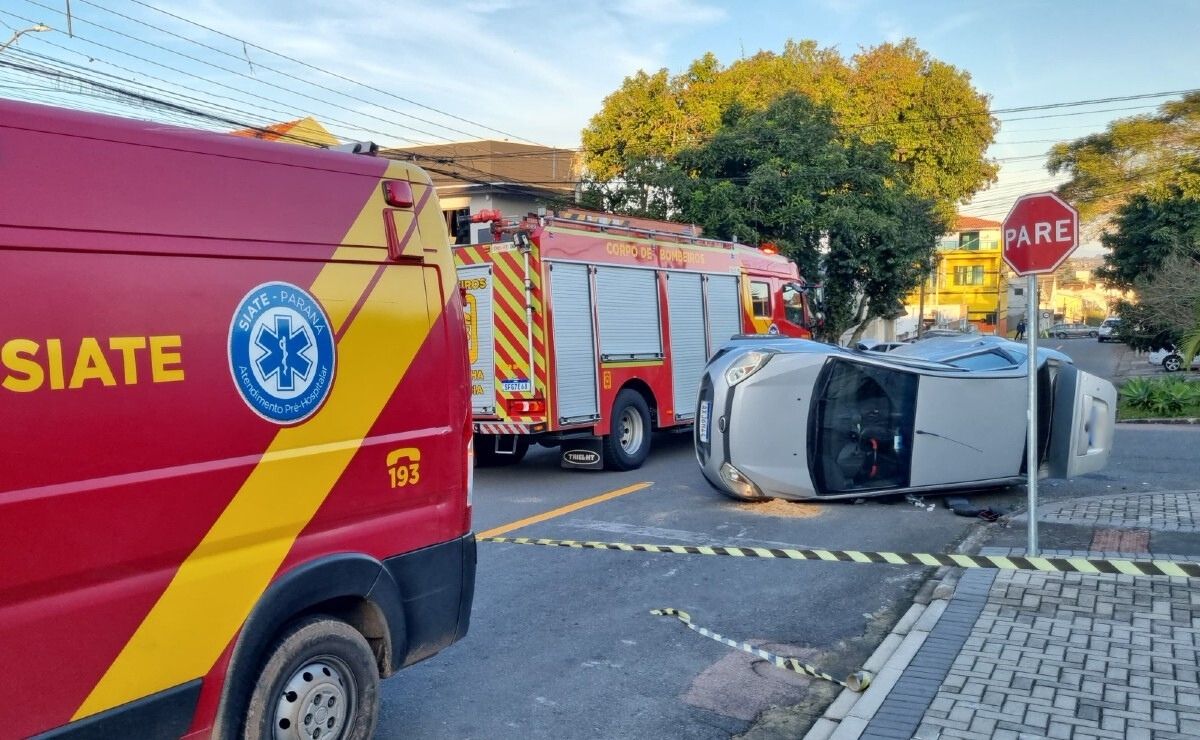Carro fura preferencial e capota ao ser atingido por outro veículo; vídeo