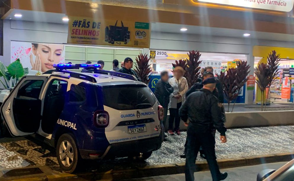 assalto-farmacia-portao-curitiba-funcionario-facada-2