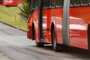 Freira não vê biarticulado e é atropelada em Curitiba
