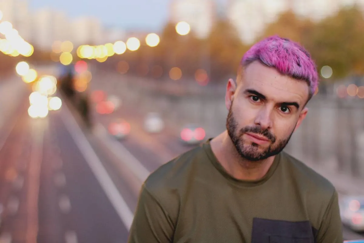 Vendedor alvo de piada por cabelo rosa em Curitiba será indenizado