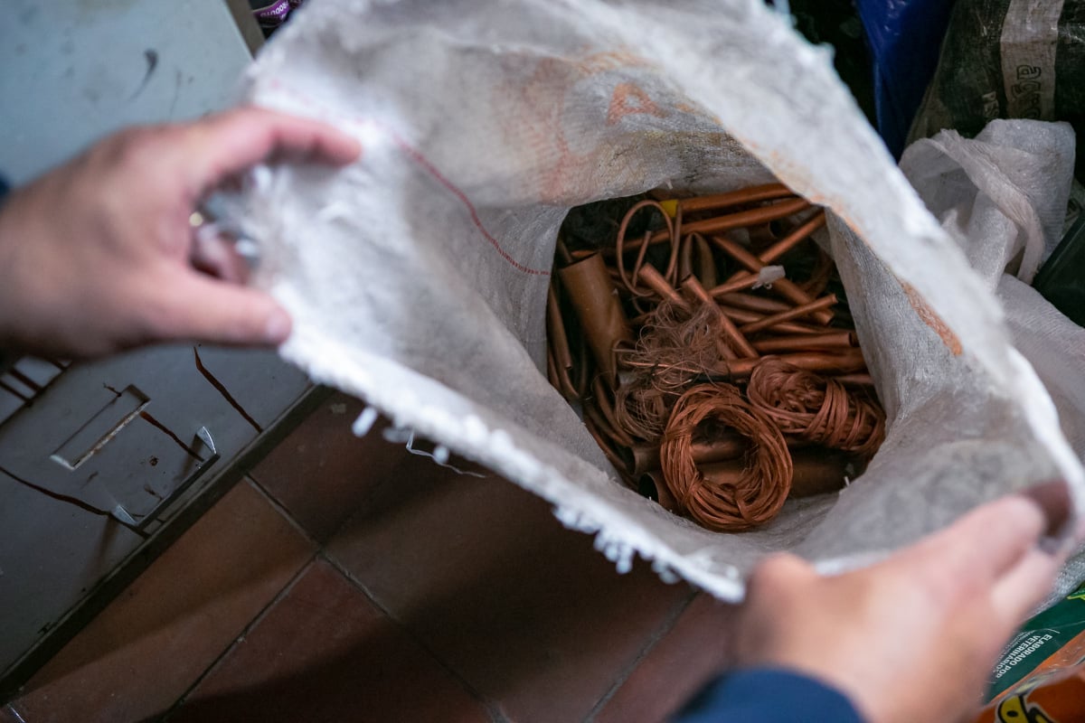 Comércio flagrado com cabos de metal irregular poderá perder alvará em Curitiba