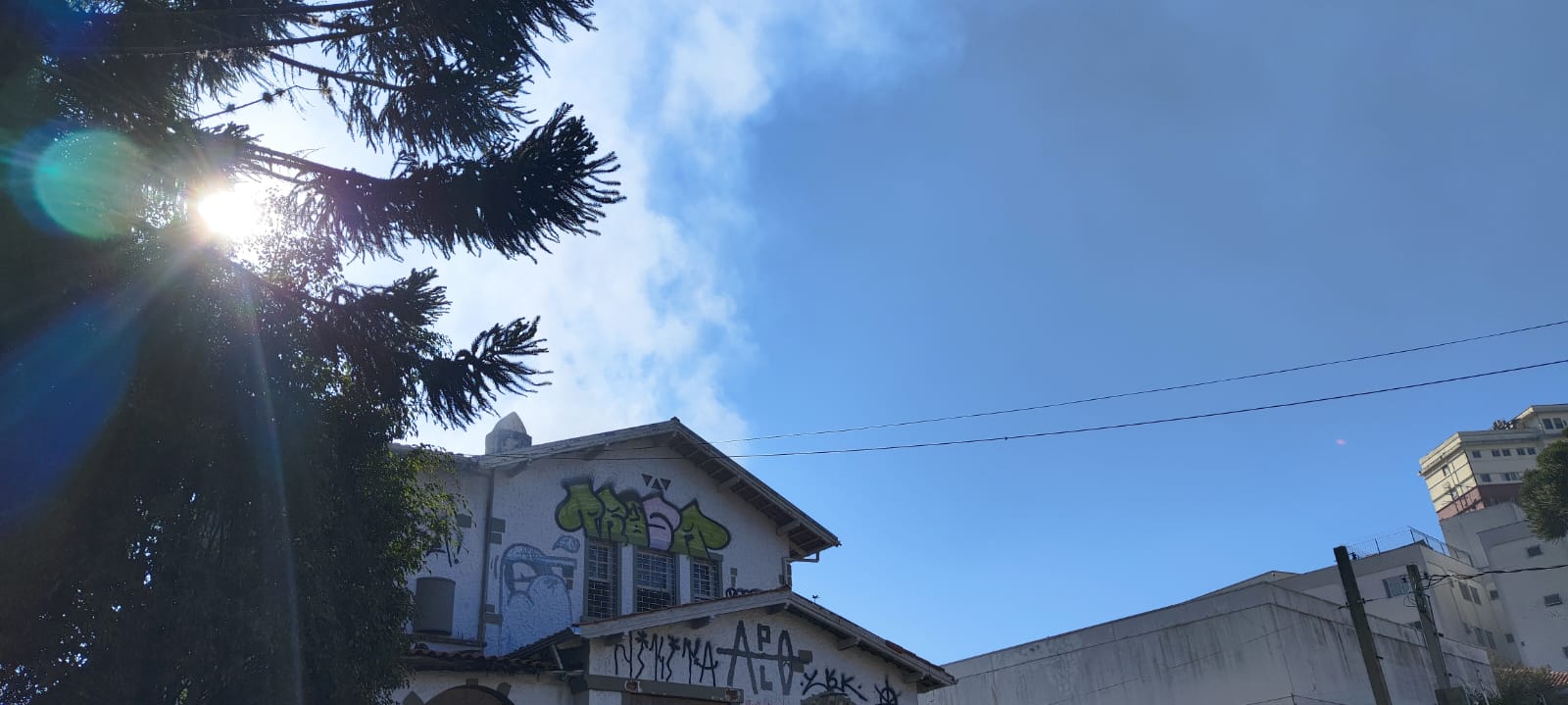 Casarão antigo é atingido por incêndio no Centro de Curitiba