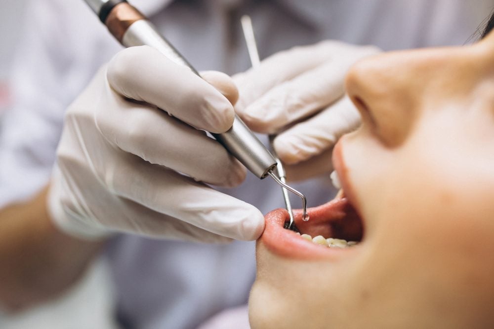 Curitiba abre corrida por vaga de dentista com salário de até R$ 5,5 mil