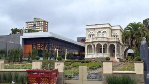 Ao lado de casarão centenário, novo supermercado de Curitiba abre quinta