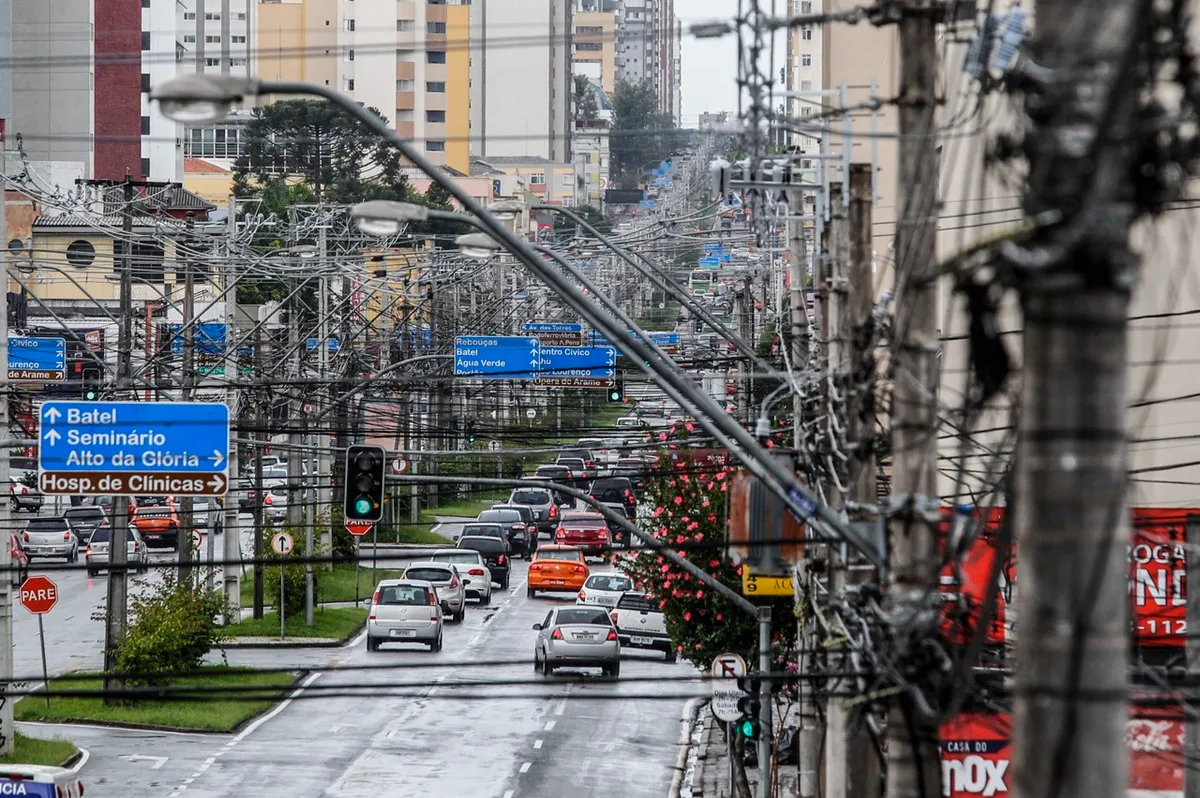 Projeto quer adotar fiação elétrica subterrânea em Curitiba