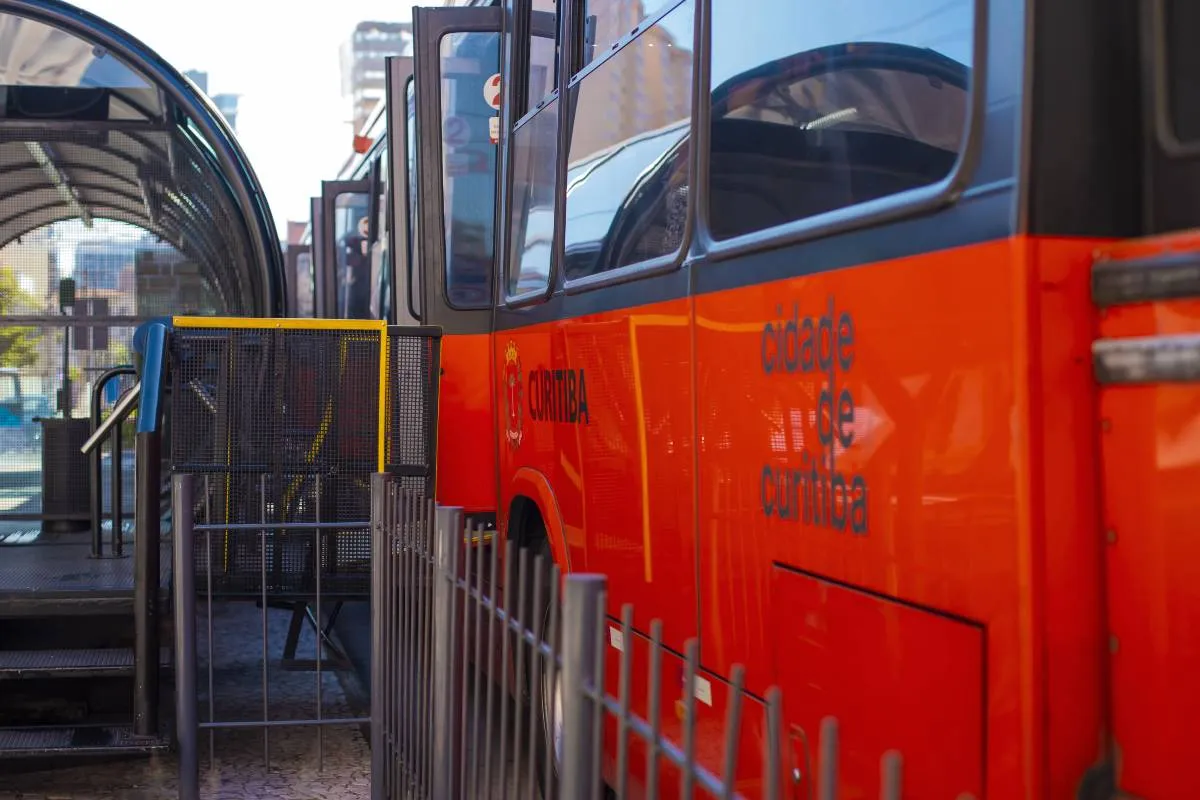 Estações-tubo de Curitiba terão barreira contra os fura-catraca