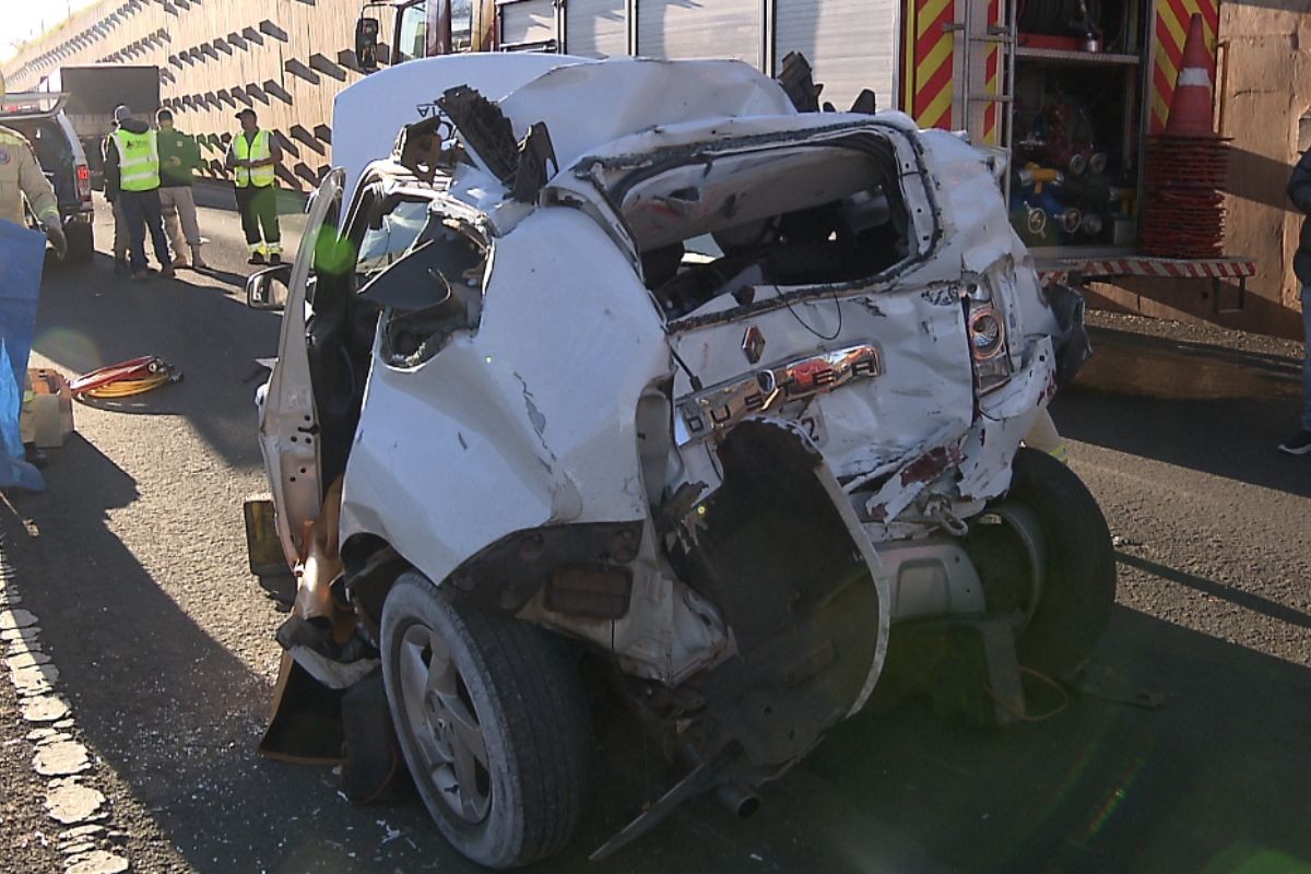 Acidente entre caminhão e carro na BR-376 em Maringá