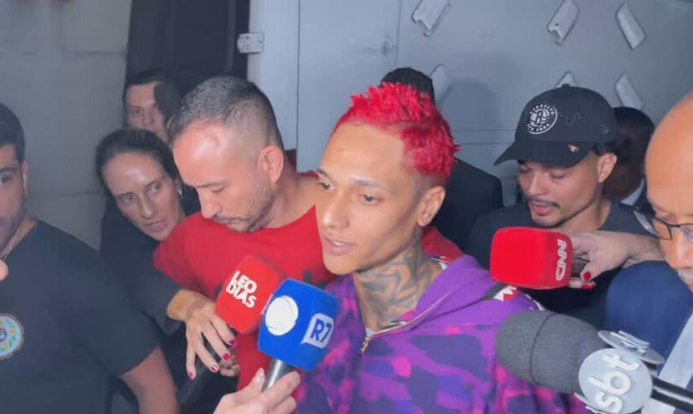 Oruam chega "abatido" na delegacia e pede desculpas após prisão