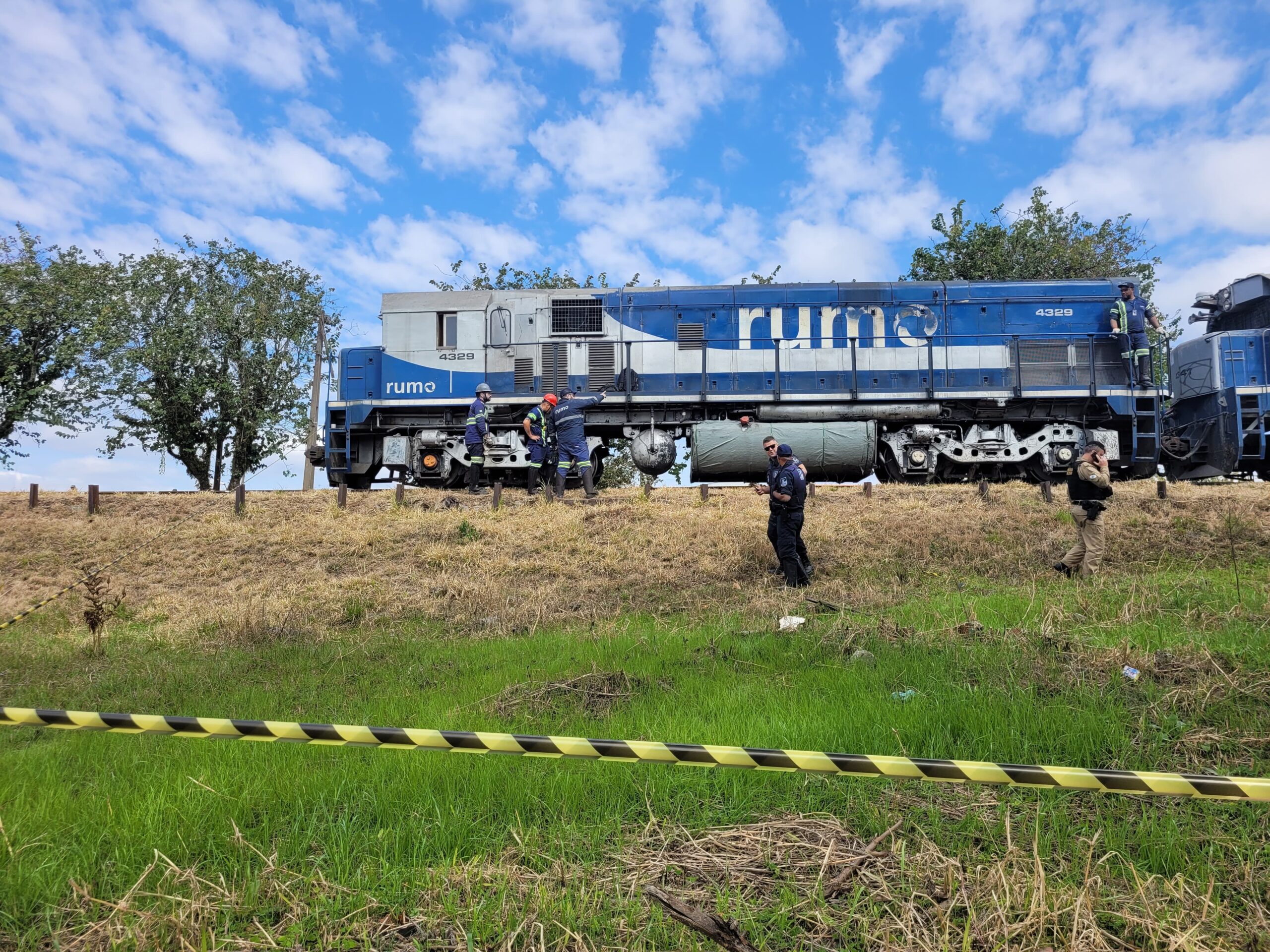 Homem morre e outro fica ferido em acidente com trem em Curitiba