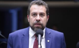 Oruam chega "abatido" na delegacia e pede desculpas após prisão