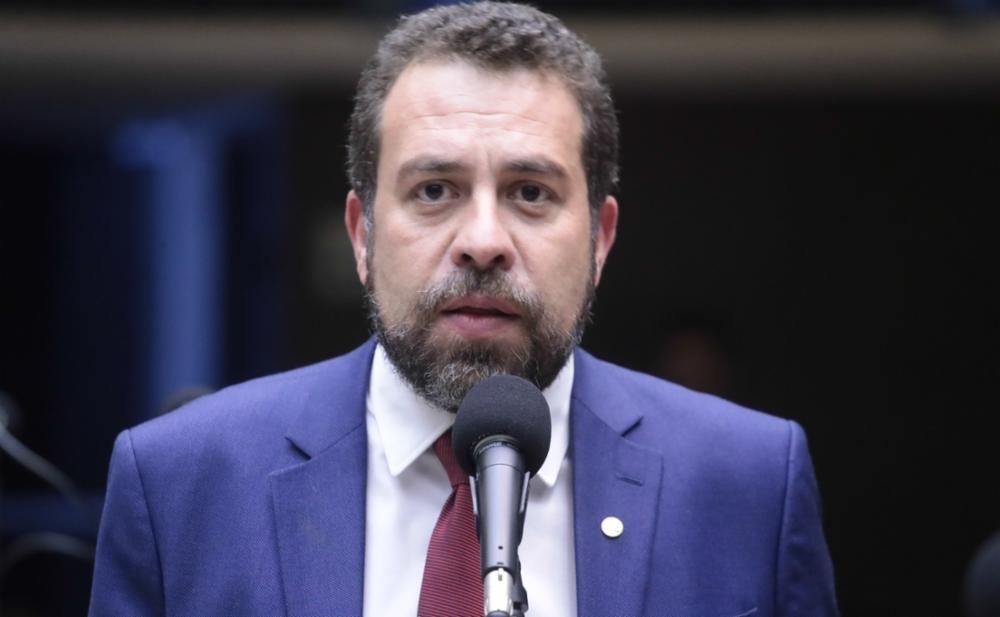Oruam chega "abatido" na delegacia e pede desculpas após prisão