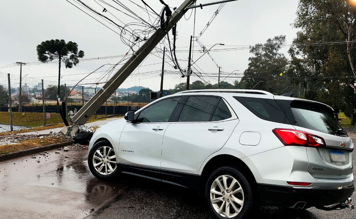 Mãe se distrai ao volante e bate carro com os três filhos contra poste