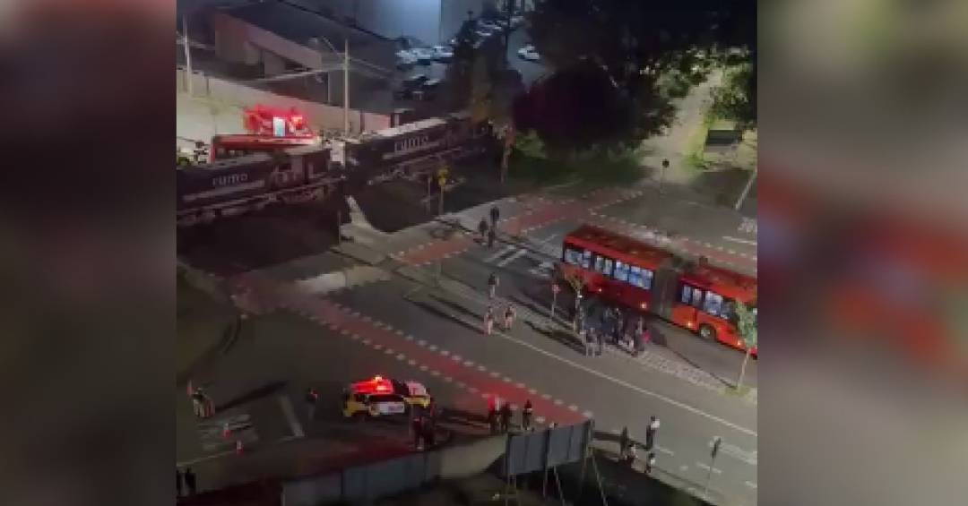 Vídeo: ônibus biarticulado bate em trem e parte ao meio em Curitiba