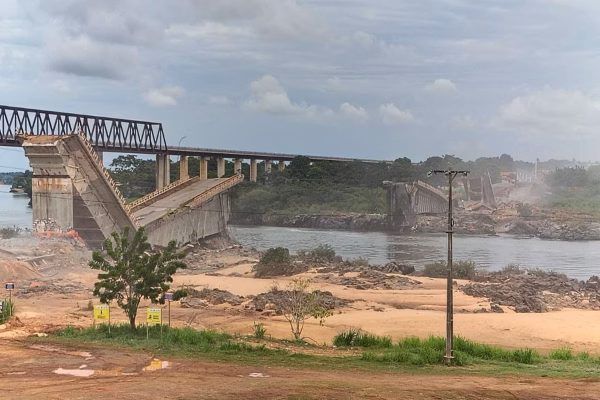 Ponte desaba e mata pelo menos 10 pessoas na Índia. Vídeo