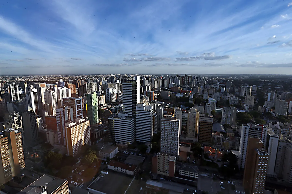 sábado ameno e de poucas nuvens
