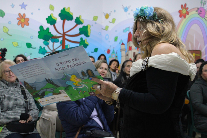 Coleção de livros acessíveis é lançada em Curitiba para crianças com baixa visão