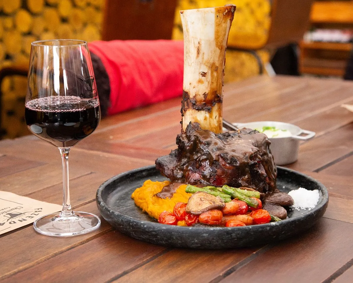 Churrascaria de Curitiba apresenta stinco defumado marinado em vinho tinto